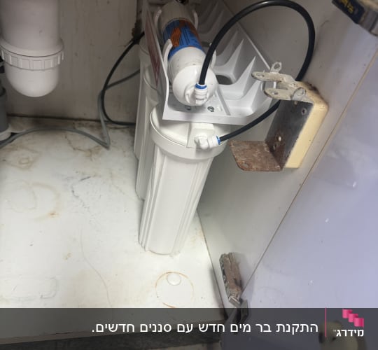 מערכת סינון מים תת-כיורית המותקנת בתוך ארון המטבח